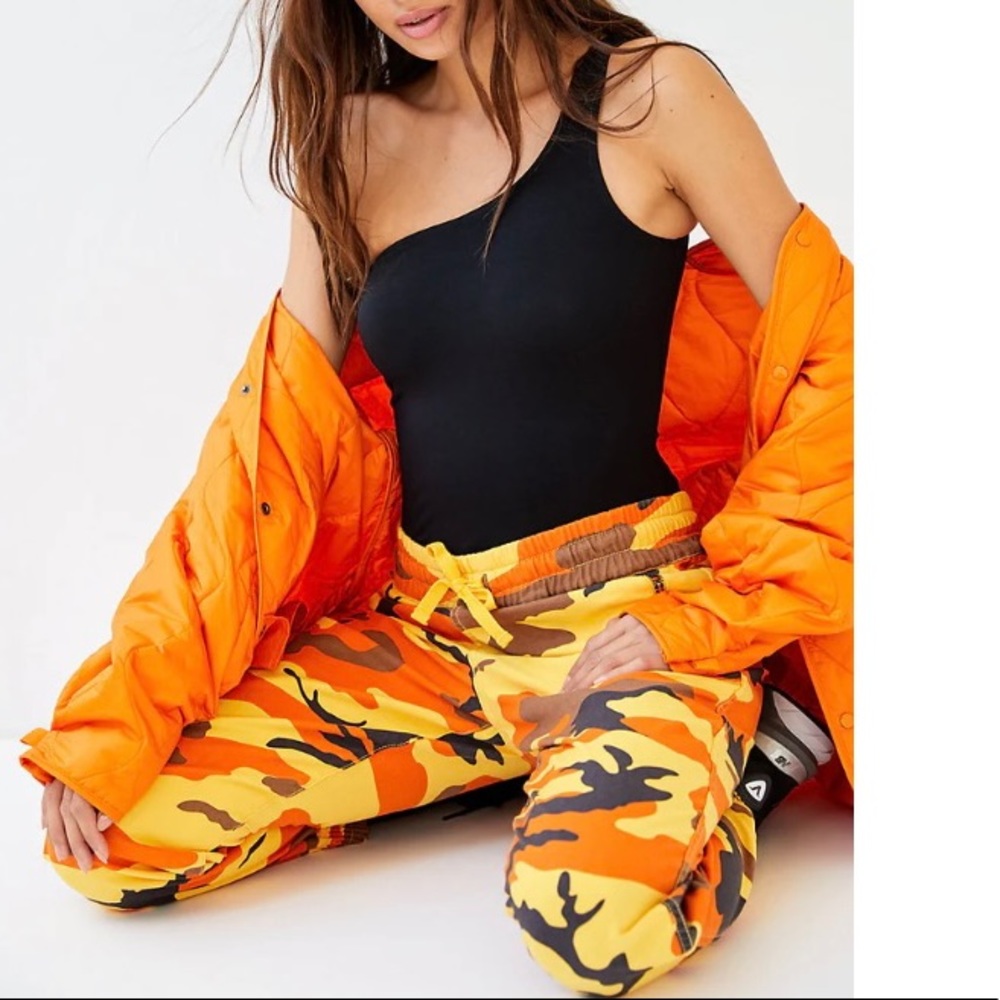 TNA Alice Camo joggers orange/yellow
